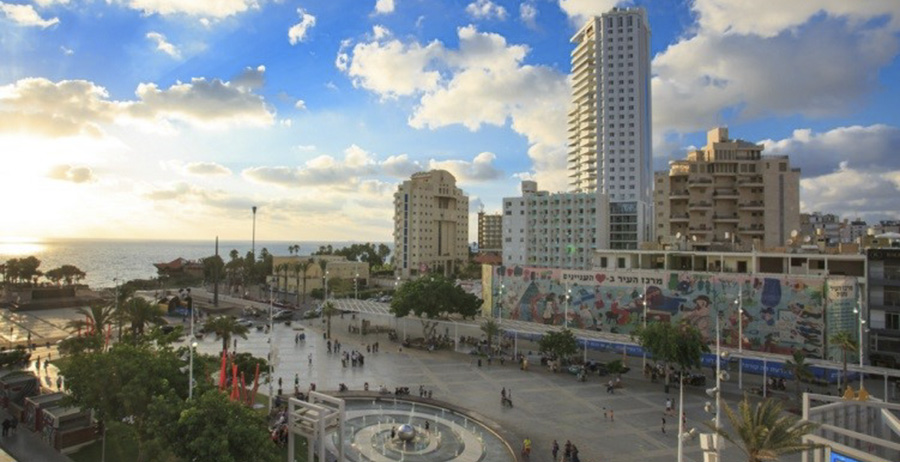 Una escapada a Netanya, la ciudad de Israel que florece de color carmesí